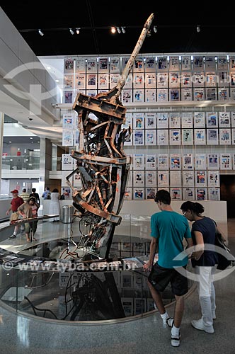  A antena danificada da Torre Norte do World Trade Center e primeiras páginas de jornais sobre o 11 de setembro de 2001 sobre os atentados terroristas no Newseum - Museu de notícias  - Estados Unidos