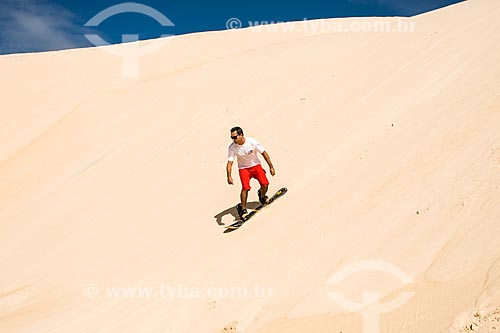  Homem praticando sandboard nas dunas da Praia da Joaquina  - Florianópolis - Santa Catarina - Brasil