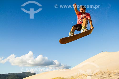 Homem praticando sandboard nas dunas da Praia da Joaquina  - Florianópolis - Santa Catarina - Brasil