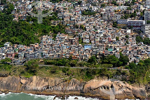  Assunto: Foto aérea da Favela do Vidigal com a Avenida Niemeyer (1916) / Local: Vidigal - Rio de Janeiro (RJ) - Brasil / Data: 11/2013 