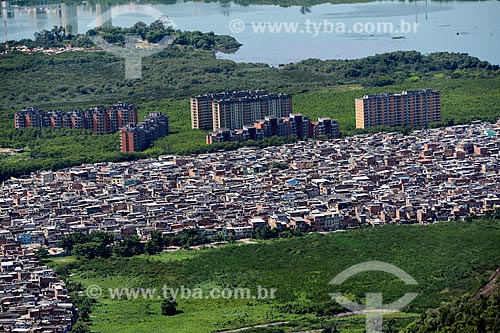  Assunto: Foto aérea da favela de Rio das Pedras com a Lagoa da Tijuca ao fundo / Local: Barra da Tijuca - Rio de Janeiro (RJ) - Brasil / Data: 11/2013 