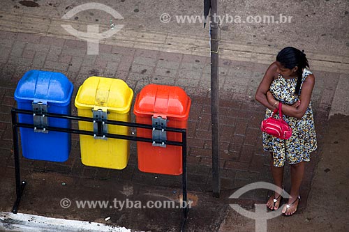  Assunto: Mulher próxima de lixeiras para coleta seletiva na Avenida Sete de Setembro / Local: Porto Velho - Rondônia (RO) - Brasil / Data: 11/2013 