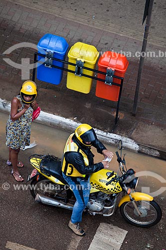  Assunto: Passageira se prepara para andar de mototáxi na Avenida Sete de Setembro / Local: Porto Velho - Rondônia (RO) - Brasil / Data: 11/2013 