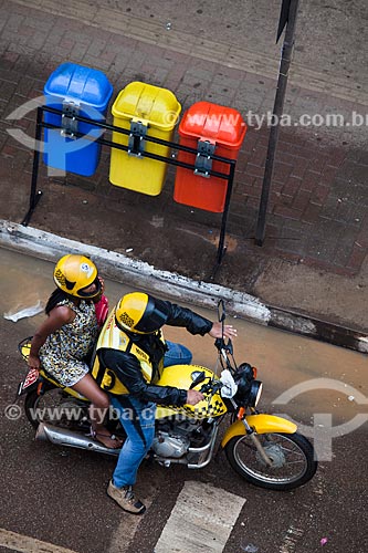  Assunto: Passageira se prepara para andar de mototáxi na Avenida Sete de Setembro / Local: Porto Velho - Rondônia (RO) - Brasil / Data: 11/2013 
