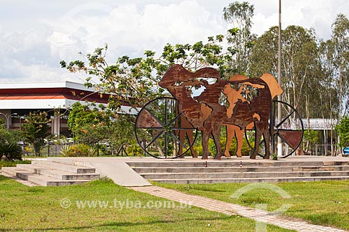  Assunto: Monumento Bovinocultura: o carro-chefe - escultura feita em ferro e aço - no Centro de Eventos do Pantanal / Local: Cuiabá - Mato Grosso (MT) - Brasil / Data: 10/2013 