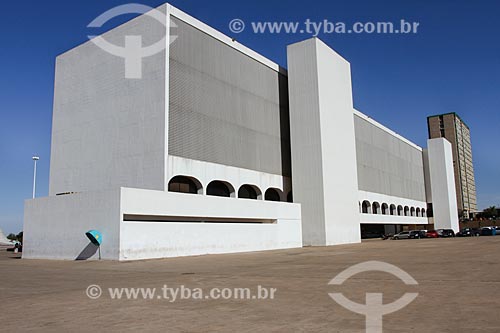  Assunto: Fachada da Biblioteca Nacional de Brasília (2006) - parte do Complexo Cultural da República João Herculino / Local: Brasília - Distrito Federal (DF) - Brasil / Data: 08/2013 