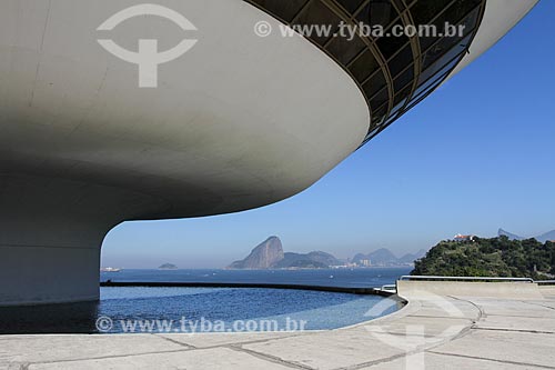  Assunto: Museu de Arte Contemporânea de Niterói (1996) com o Pão de Açúcar ao fundo / Local: Boa Viagem - Niterói - Rio de Janeiro (RJ) - Brasil / Data: 08/2013 