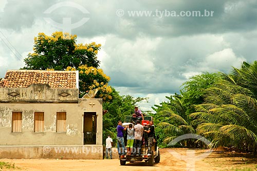  Assunto: Homens carregando Toyota Bandeirante / Local: Brejo da Madre de Deus - Pernambuco (PE) - Brasil / Data: 01/2014 