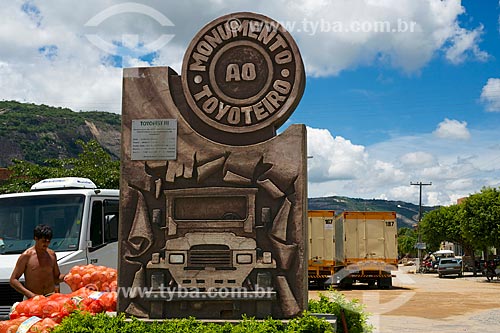  Assunto: Monumento ao Toyoteiro (2000) / Local: Brejo da Madre de Deus - Pernambuco (PE) - Brasil / Data: 01/2014 