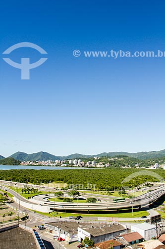  Assunto: Vista do Elevado do CIC na SC-401 com o Parque do Manguezal do Itacorubi / Local: Florianópolis - Santa Catarina (SC) - Brasil / Data: 12/2013 