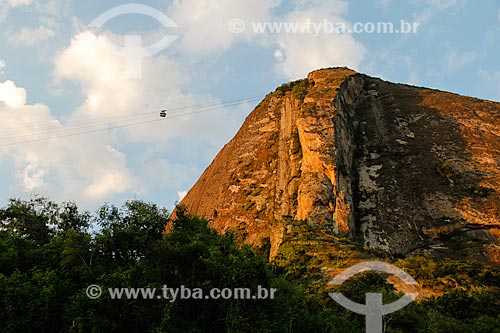  Assunto: Pôr do sol no Pão de Açúcar com bondinho fazendo a travessia / Local: Urca - Rio de Janeiro (RJ) - Brasil / Data: 01/2014 