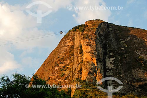  Assunto: Pôr do sol no Pão de Açúcar com bondinho fazendo a travessia / Local: Urca - Rio de Janeiro (RJ) - Brasil / Data: 01/2014 