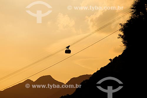  Assunto: Pôr do sol no Pão de Açúcar com o bondinho fazendo a travessia entre o Morro da Urca e o Pão de Açúcar / Local: Urca - Rio de Janeiro (RJ) - Brasil / Data: 01/2014 