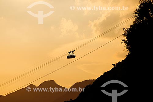  Assunto: Pôr do sol no Pão de Açúcar com o bondinho fazendo a travessia entre o Morro da Urca e o Pão de Açúcar / Local: Urca - Rio de Janeiro (RJ) - Brasil / Data: 01/2014 