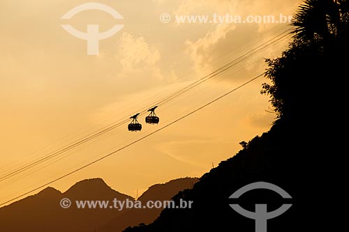  Assunto: Pôr do sol no Pão de Açúcar com o bondinho fazendo a travessia entre o Morro da Urca e o Pão de Açúcar / Local: Urca - Rio de Janeiro (RJ) - Brasil / Data: 01/2014 