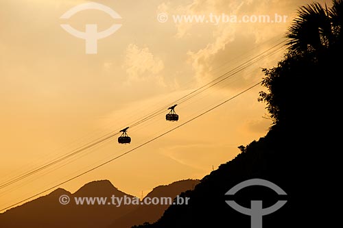  Assunto: Pôr do sol no Pão de Açúcar com o bondinho fazendo a travessia entre o Morro da Urca e o Pão de Açúcar / Local: Urca - Rio de Janeiro (RJ) - Brasil / Data: 01/2014 