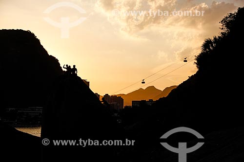  Assunto: Pôr do sol no Pão de Açúcar com o bondinho fazendo a travessia entre o Morro da Urca e o Pão de Açúcar / Local: Urca - Rio de Janeiro (RJ) - Brasil / Data: 01/2014 