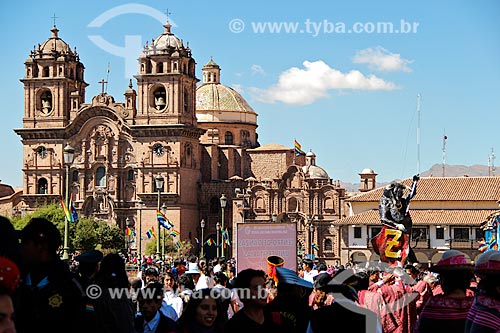  Vista da Iglesia de la Compañía de Jesús (Igreja da Companhia de Jesus) na Plaza de Armas (Praça das Armas) durante o Inti Raymi - festival religioso da civilização Inca em homenagem a Inti, o deus-sol, que marca o solstício de inverno  - Peru