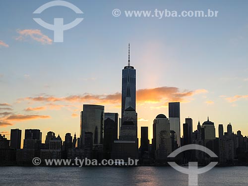  Vista de Manhattan ao amanhecer com o One World Trade Center (World Trade Center 1) - construído onde ficavam as Torres Gêmeas destruídas após os ataques terroristas de 11 de setembro de 2001  - Estados Unidos