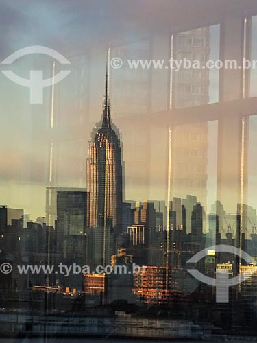  Assunto: Reflexo da vista de Manhattan ao amanhecer com o Empire State Building (1931) / Local: Nova Iorque - Estados Unidos - América do Norte / Data: 11/2013 
