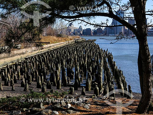  Assunto: Píer às margens do Rio Hudson com Manhattan ao fundo / Local: Nova Jersey - Estados Unidos - América do Norte / Data: 11/2013 