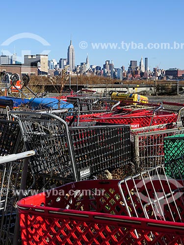  Assunto: Depósito de lixo em Nova Jersey com Manhattan e o Empire State Building (1931) ao fundo / Local: Nova Jersey - Estados Unidos - América do Norte / Data: 11/2013 
