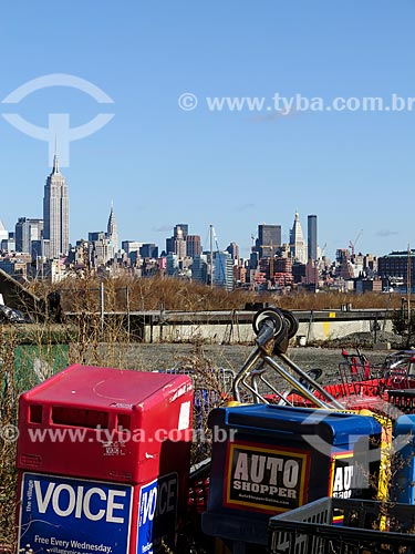  Assunto: Depósito de lixo em Nova Jersey com Manhattan e o Empire State Building (1931) ao fundo / Local: Nova Jersey - Estados Unidos - América do Norte / Data: 11/2013 