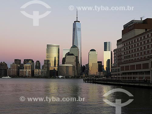 Vista de Manhattan ao entardecer com o One World Trade Center (World Trade Center 1) - construído onde ficavam as Torres Gêmeas destruídas após os ataques terroristas de 11 de setembro de 2001  - Estados Unidos