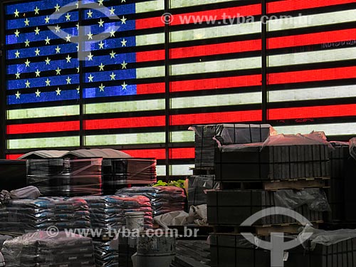  Assunto: Material de construção de obra na Times Square com a bandeira americana ao fundo / Local: Nova Iorque - Estados Unidos - América do Norte / Data: 11/2013 