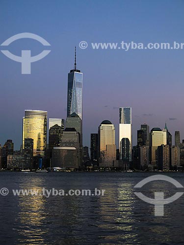  Vista de Manhattan ao entardecer com o One World Trade Center (World Trade Center 1) - construído onde ficavam as Torres Gêmeas destruídas após os ataques terroristas de 11 de setembro de 2001  - Estados Unidos