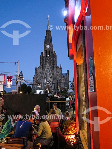  Assunto: Pessoas em restaurante com a Paróquia de Nossa Senhora de Lourdes - também conhecida como Catedral de Pedra - ao fundo / Local: Canela - Rio Grande do Sul (RS) - Brasil / Data: 12/2013 
