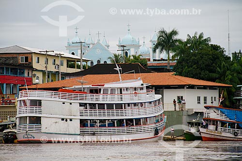  Assunto: Barco no porto com a Igreja Matriz de Santo Antonio de Pádua ao fundo / Local: Borba - Amazonas (AM) - Brasil / Data: 03/2012 