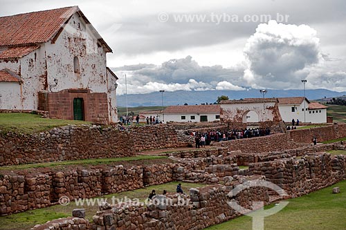  Assunto: Vista de ruínas e da Igreja de Chinchero (Século XVII) / Local: Chinchero - Peru - América do Sul / Data: 01/2012 