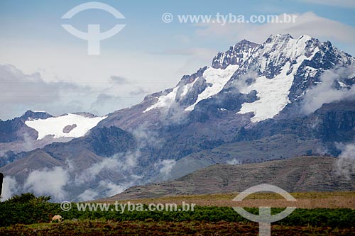  Assunto: Vista de montanhas a partir da estrada para Chinchero / Local: Chinchero - Peru - América do Sul / Data: 01/2012 