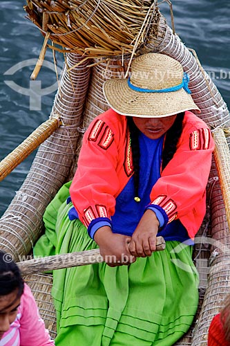  Assunto: Mulher conduzindo o Barco de Totora - barco feito com a fibra da totora (Scirpus californicus) - no Lago Titicaca / Local: Puno - Peru - América do Sul / Data: 01/2012 