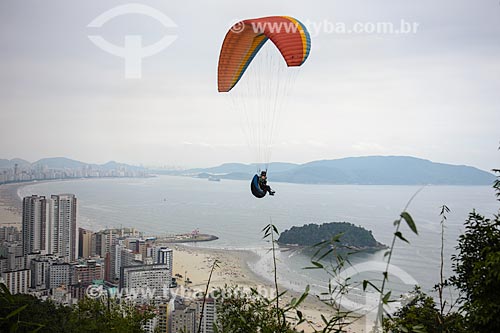  Assunto: Voo de parapente com a Baía de São Vicente ao fundo / Local: Santos - São Paulo (SP) - Brasil / Data: 12/2013 