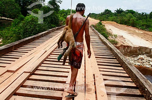  Assunto: Homem carregando animal abatido durante a caça / Local: Amazonas (AM) - Brasil / Data: 10/2013 