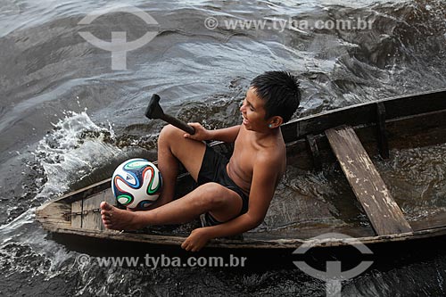  Assunto: Menino brincando com a Adidas Brazuca - bola de futebol oficial da Copa do Mundo FIFA de 2014 / Local: Manaus - Amazonas (AM) - Brasil / Data: 01/2014 