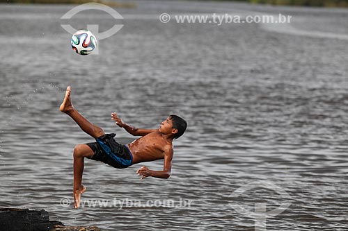  Assunto: Menino jogando com a Adidas Brazuca - bola de futebol oficial da Copa do Mundo FIFA de 2014 / Local: Manaus - Amazonas (AM) - Brasil / Data: 01/2014 