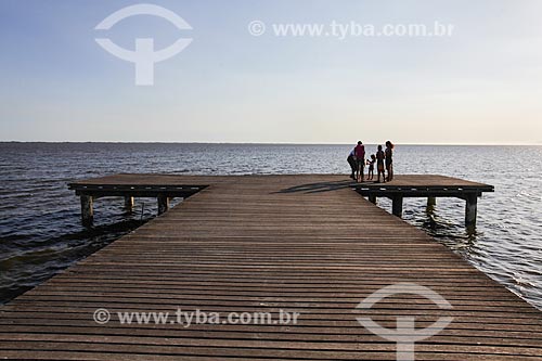  Assunto: Família em píer na Praia da Brisa / Local: Guaratiba - Rio de Janeiro (RJ) - Brasil / Data: 02/2014 
