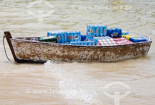  Assunto: Canoa transportando cerveja na Praia do Forno / Local: Arraial do Cabo - Rio de Janeiro (RJ) - Brasil / Data: 01/2014 