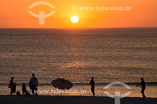  Assunto: Família na Praia Grande durante o pôr do sol / Local: Arraial do Cabo - Rio de Janeiro (RJ) - Brasil / Data: 01/2014 