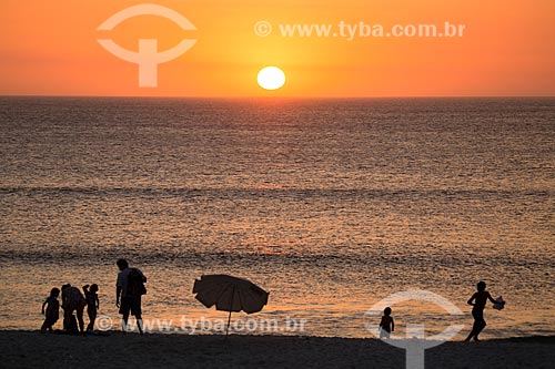  Assunto: Família na Praia Grande durante o pôr do sol / Local: Arraial do Cabo - Rio de Janeiro (RJ) - Brasil / Data: 01/2014 