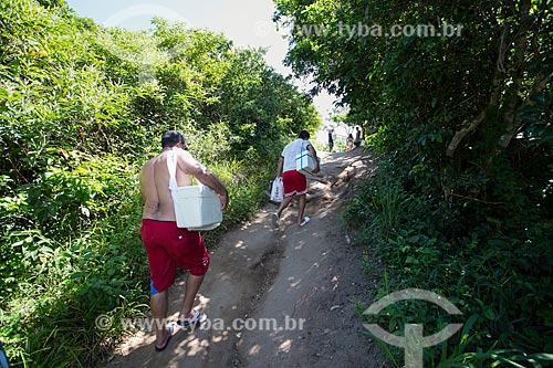  Assunto: Turistas na trilha de acesso à Praia do Forno / Local: Arraial do Cabo - Rio de Janeiro (RJ) - Brasil / Data: 01/2014 