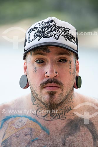  Homem com Eye Ball Tattoo - Uso editorial  - Arraial do Cabo - Rio de Janeiro - Brasil