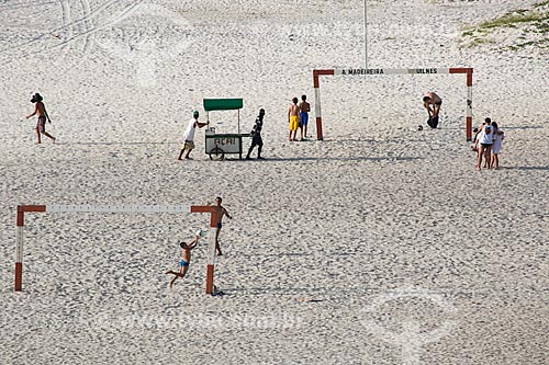  Assunto: Campo de futebol de areia na Praia Grande / Local: Arraial do Cabo - Rio de Janeiro (RJ) - Brasil / Data: 01/2014 