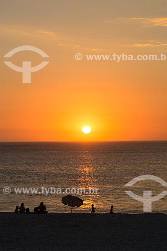  Assunto: Família na Praia Grande durante o pôr do sol / Local: Arraial do Cabo - Rio de Janeiro (RJ) - Brasil / Data: 01/2014 