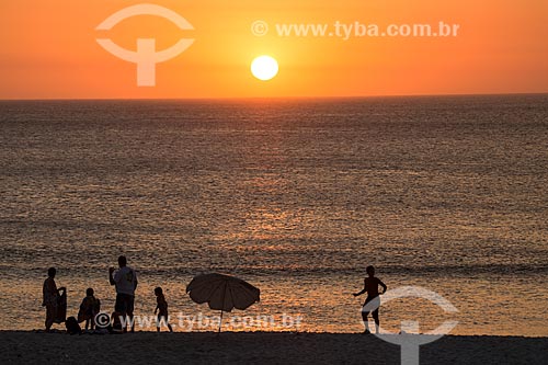  Assunto: Família na Praia Grande durante o pôr do sol / Local: Arraial do Cabo - Rio de Janeiro (RJ) - Brasil / Data: 01/2014 