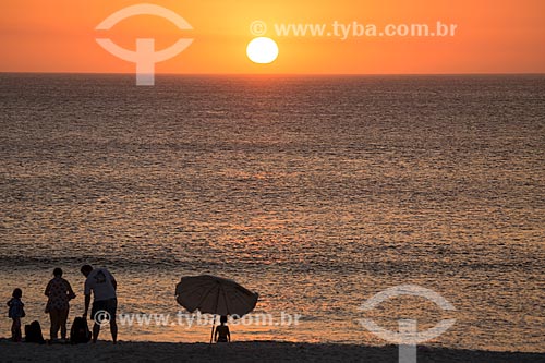  Assunto: Família na Praia Grande durante o pôr do sol / Local: Arraial do Cabo - Rio de Janeiro (RJ) - Brasil / Data: 01/2014 