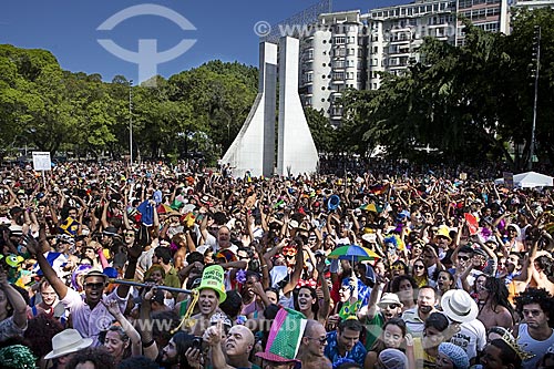  Assunto: Bloco de carnaval de rua Sassaricando na Praça Luís de Camões com o Memorial Getúlio Vargas (2004) / Local: Glória - Rio de Janeiro (RJ) - Brasil / Data: 02/2012 